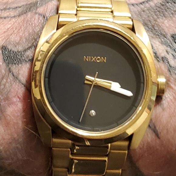 Nixon gold king pin display picture 1
